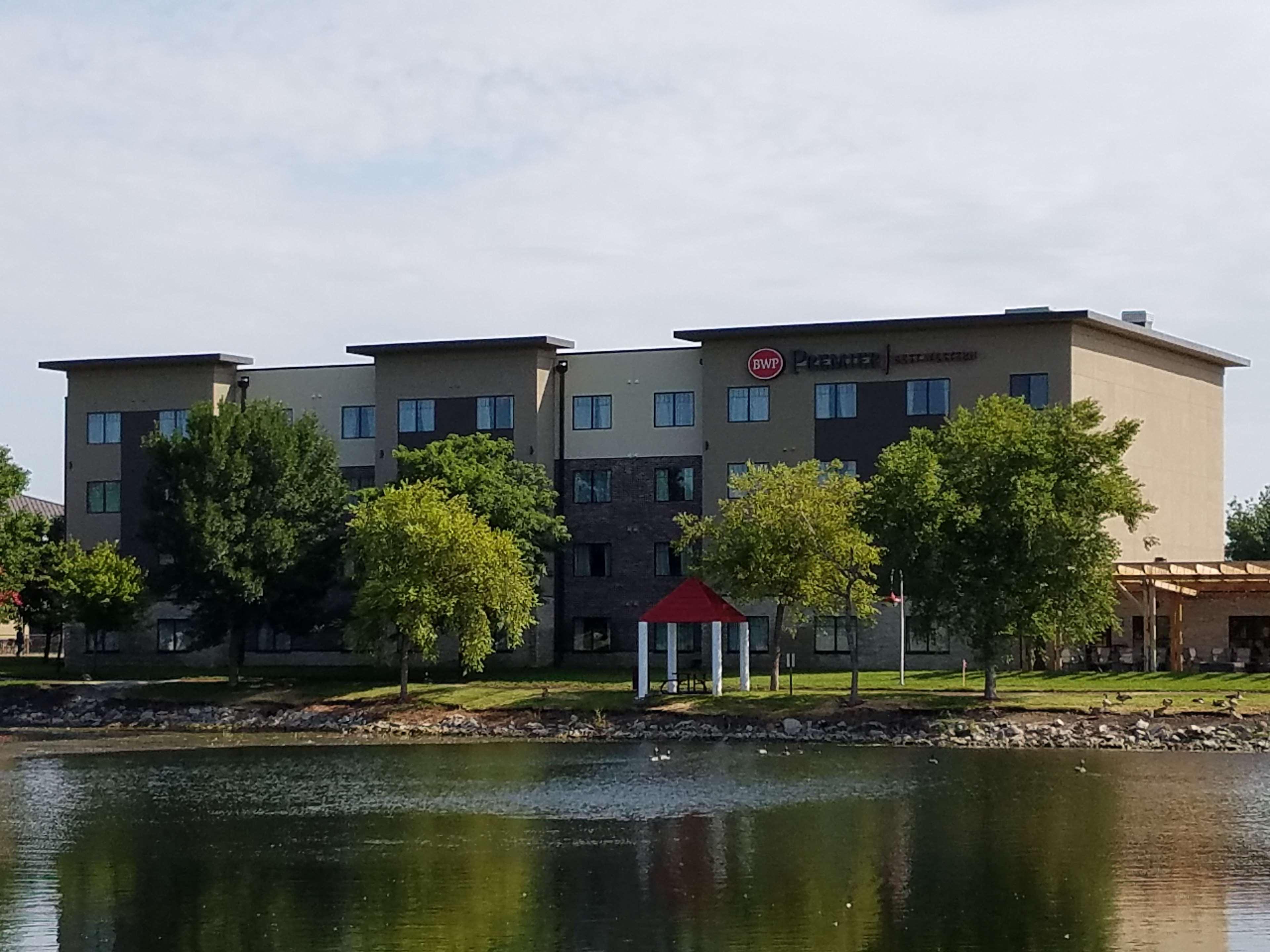 Best Western Plus Okotoks Inn&Suites Exterior foto